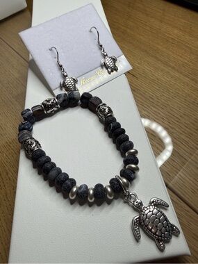 Nwt 5th avenue collection Turtle Charm Black Beaded Bracelet  Matching Earrings